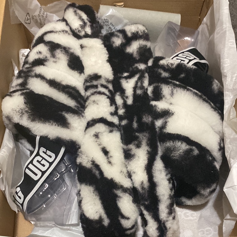 Selling Ugg slippers brand new never worn still in the box